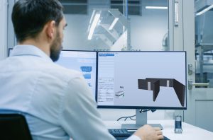 BIM Master maakt Bloxz model achter computer
